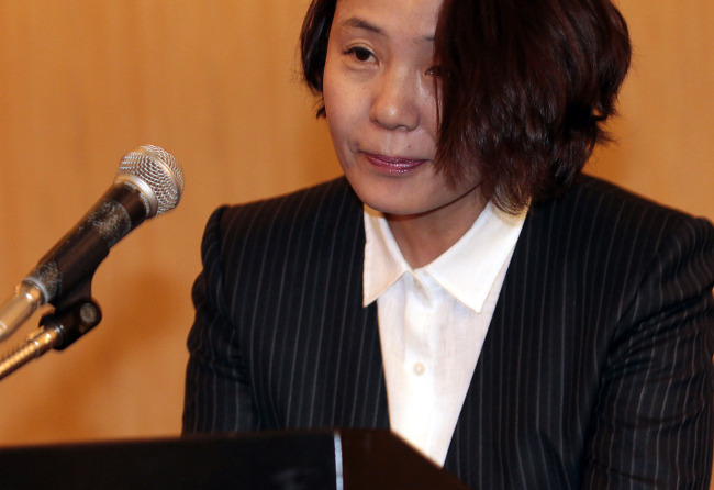 Rep. Lim Su-kyung apologizes Monday for her remarks against North Korean defectors.  Yonhap News
