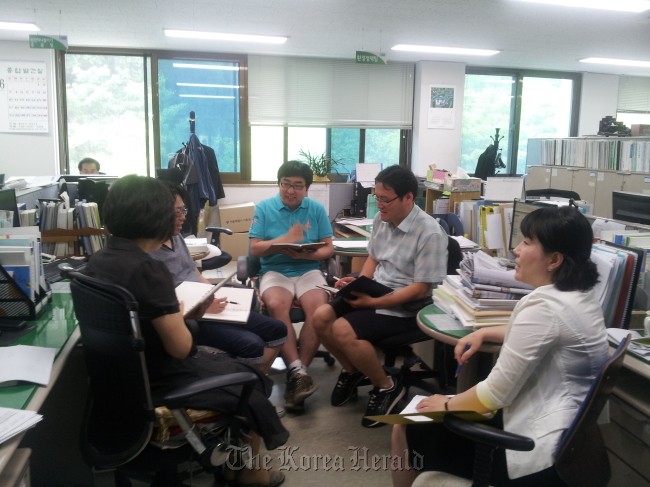 Seoul City officials in short pants and short sleeves hold a meeting on Monday.  Seoul Metropolitan Government
Seoul City officials in short pants and short sleeves hold a meeting on Monday.  Seoul Metropolitan Government