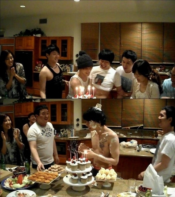 박유천 생일 인증샷…상의탈의, 생크림 범벅에도 ‘훈훈’