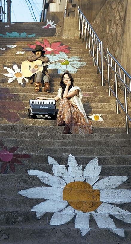 The two-member band that became known to the public with its participation in the OST-making of drama series “Gung” and “Ireland,” has been recreating the sound of traditional Irish music in Korea since five years ago. Based on Irish music performed on real Irish instruments such as Irish whistle and Bodhran, the two Korean artists added their personal stories on 12 tracks in their new album “Road to Road” released last month.