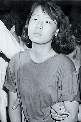 Lim Su-kyung is arrested after
she returned from an unauthorized
visit to North Korea in 1989. The Korea Herald file