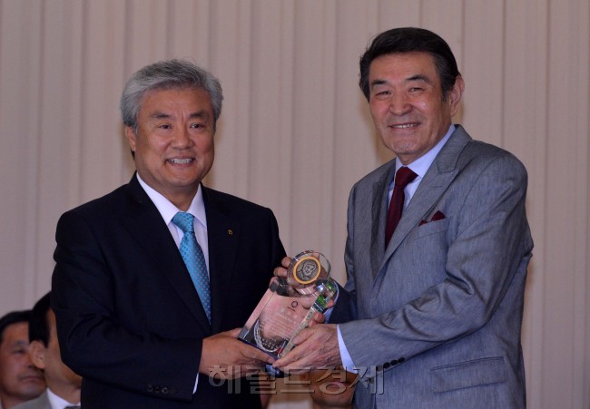 영어마을 입소식.<br />이상섭 기자. babtong@heraldm.com 2012.06.04
영어마을 입소식.
이상섭 기자. babtong@heraldm.com 2012.06.04
영어마을 입소식.
이상섭 기자. babtong@heraldm.com 2012.06.04
영어마을 입소식.
이상섭 기자. babtong@heraldm.com 2012.06.04
박성직(왼쪽) 강동농협 조합장이 남궁원 헤럴드미디어 명예회장으로부터 감사패를 받고 있다.