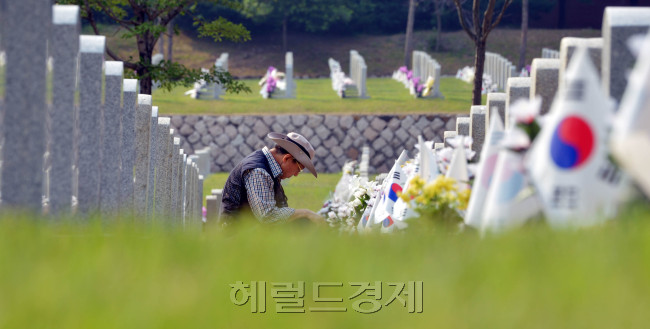 현충일을 앞두고 5일 오전 서울시 동작구 국립서울현충원에서 유가족이 기도를 하고 있다.<br />김명섭 기자 msiron@
현충일을 앞두고 5일 오전 서울시 동작구 국립서울현충원에서 유가족이 기도를 하고 있다.
김명섭 기자 msiron@
현충일(顯忠日). 어느 한 순국선열만의 힘으로 대한민국의 현재가 있지는 않다. 감사한 분들이 많다. 감사의 뜻으로 헌화를 하고, 태극기를 꽂고, 눈시울을 적신다. 조국을 위해 목숨을 바친 그들. 현충일에 저절로 고개가 숙여진다.  김명섭 기자/msiron@heraldm.com