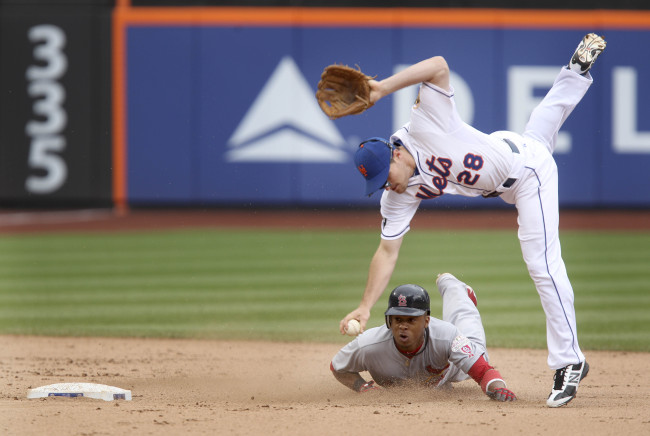 <YONHAP PHOTO-0191> New York Mets second baseman Daniel Murphy, top, tags out St. Louis Cardinals' Adron Chambers during the seventh inning of the baseball game Monday, June 4, 2012, at Citi Field in New York. (AP Photo/Seth Wenig). /2012-06-05 05:24:21/ <저작권자 ⓒ 1980-2012 ㈜연합뉴스. 무단 전재 재배포 금지.>
New York Mets second baseman Daniel Murphy tags out the St. Louis Cardinals’ Adron Chambers in the seventh inning on Monday.  AP-Yonhap News