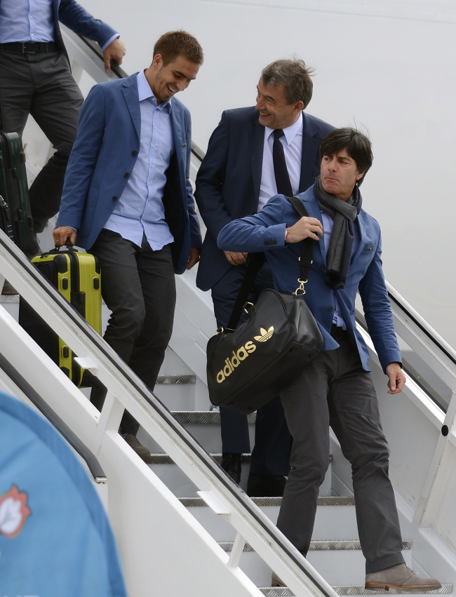 <YONHAP PHOTO-1769> Team captain Philipp Lahm, President of the German Soccer Federation Wolfgang Niersbach and head coach Joachim Loew leave the plane after arriving for the Euro 2012 soccer championships at the Lech Walesa airport in Gdansk, Poland, Monday, June 4, 2012. (AP Photo/dapd, Oliver Lang)/2012-06-04 23:56:03/ <저작권자 ⓒ 1980-2012 ㈜연합뉴스. 무단 전재 재배포 금지.>
Team Germany, including head coach Joachim Loew (front), arrives for the Euro 2012 in Gdansk, Poland, Monday.  AP-Yonhap News