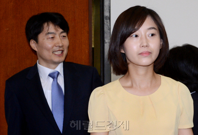 5일 국회에서 열린 통합진보당 의원총회에 참석한 김재연 이석기. 박현구 기자phko@
Unified Progressive Party lawmaker Lee Seog-gi (left) and Kim Jae-yeon, at the center of an ideological dispute and an election fraud scandal, attend the party’s general meeting at the National Assembly on Tuesday.  Park Hyun-koo/The Korea Herald
