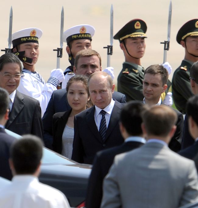<YONHAP PHOTO-0611> Russian President Vladimir Putin (C) walks to his car upon his arrival at the Beijing International Airport on June 5, 2012. Putin arrived in China on June 5 for a three-day visit aimed at bolstering a crucial alliance. AFP PHOTO / LIU JIN../2012-06-05 13:05:33/ <저작권자 ⓒ 1980-2012 ㈜연합뉴스. 무단 전재 재배포 금지.>
Russian President Vladimir Putin (center) walks to his car upon his arrival at the Beijing International Airport on Tuesday.  AFP-Yonhap News