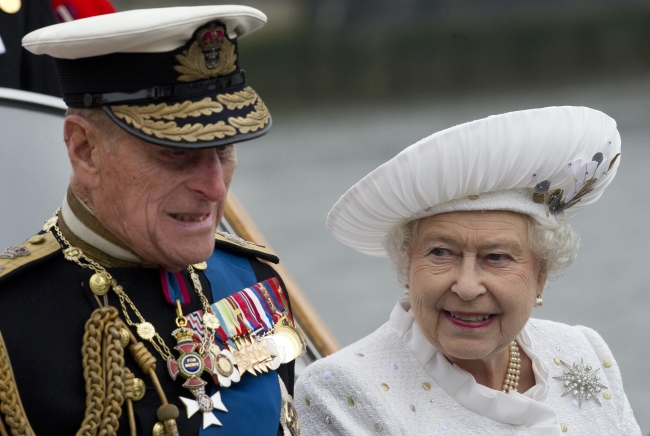 <YONHAP PHOTO-1214> Britain's Queen Elizabeth and Prince Philip leave from Chelsea Harbour in London on a launch on the first part of their journey in the Diamond Jubilee River Pageant Sunday June 3, 2012 . More than 1,000 boats will sail down the River Thames on Sunday in a flotilla tribute to Queen Elizabeth II's 60 years on the throne that organizers are calling the biggest pageant on the river for 350 years. (AP Photo/Eddie Mulholland, Pool)/2012-06-04 17:26:48/ <저작권자 ⓒ 1980-2012 ㈜연합뉴스. 무단 전재 재배포 금지.>
Prince Philip  AP-Yonhap News