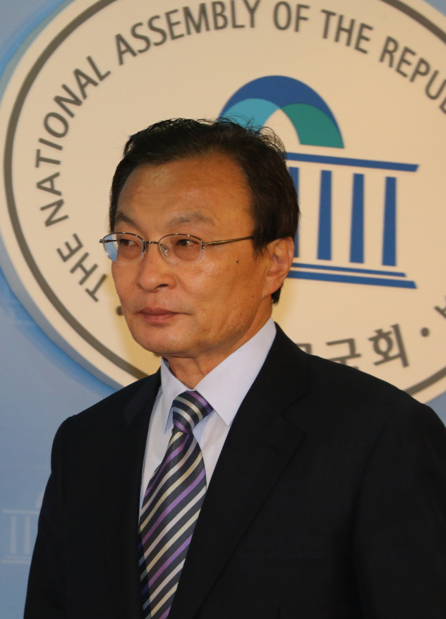 <YONHAP PHOTO-0571> 회견장을 나서는 이해찬 후보 (서울=연합뉴스) 백승렬 기자 = 민주통합당 전당대회에 출마한 이해찬 후보가 3일 국회 정론관에서 기자회견을 마치고 나서 회견장을 나서고 있다. 2012. 6. 3 srbaek@yna.co.kr/2012-06-03 13:21:59/ <저작권자 ⓒ 1980-2012 ㈜연합뉴스. 무단 전재 재배포 금지.>
Lee Hae-chan