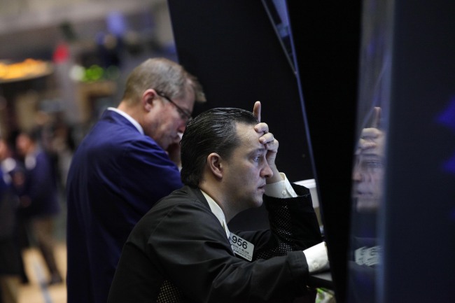 <YONHAP PHOTO-0021> Trader Theodore Nelson, right, is reflected on a panel as he works on the floor of the New York Stock Exchange Monday, June 4, 2012. The Dow Jones industrial average opened at its lowest level since December after a 275-point sell-off on Friday caused by grim economic signals, especially a dismal report on the U.S. labor market. (AP Photo/Richard Drew)/2012-06-05 00:07:07/ <저작권자 ⓒ 1980-2012 ㈜연합뉴스. 무단 전재 재배포 금지.>
Trader Theodore Nelson (right) is reflected on a panel as he works on the floor of the New York Stock Exchange on Monday.