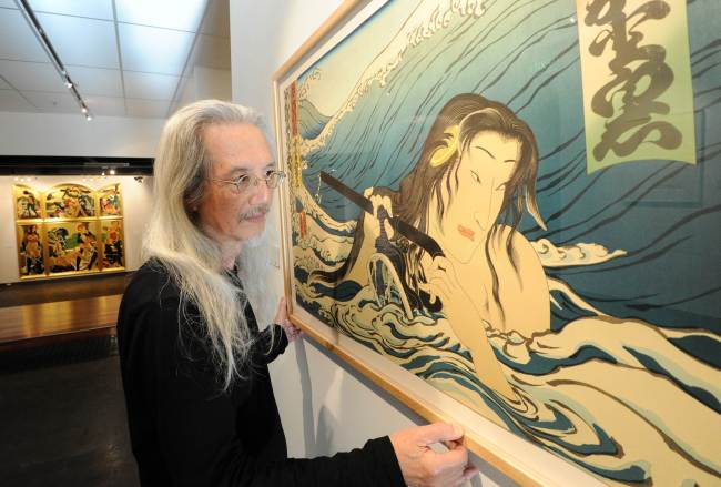 <YONHAP PHOTO-0610> TO GO WITH Lifestyle-Australia-Japan-US-art-Teraoka,FEATURE by Madeleine Coorey..This photo taken on May 25, 2012 shows Japanese-born artist Masami Teraoka, age 78, straightening his painting entitled 'Namiyo at Hanauma Bay 1985' at his exhibition in Sydney. Now living in Hawaii, Teraoka's work has evolved from traditional woodblock Ukiyo-e prints to large-scale paintings reminiscent of Hieronymus Bosch. AFP PHOTO / Torsten BLACKWOOD../2012-06-05 13:05:08/ <저작권자 ⓒ 1980-2012 ㈜연합뉴스. 무단 전재 재배포 금지.>
This photo taken on May 25 shows Japanese-born artist Masami Teraoka, age 78, as he straightens his painting entitled “Namiyo at Hanauma Bay 1985” at his exhibition in Sydney.  AFP-Yonhap News