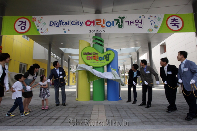 Samsung Electronics officials celebrate the opening of the nation’s biggest nursery located inside its headquarters in Suwon, Gyeonggi Province, on Tuesday.       Samsung Electronics