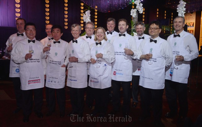 Foreign executives toast each other before the official start of the 8th AMCHAM CEO Servers’ Night, held at the Banyan Tree Club & Spa Seoul Hotel on Tuesday.   (Lee Sang-sub/The Korea Herald)