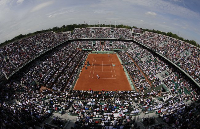 The crowd watch Serbia’s Novak Djokovic playing France’s Jo-Wilfired Tsonga on center court150 during their quarterfinal match in the French Open tennis tournament at the Roland Garros stadium in Paris, Tuesday.  (AP-Yonhap News)
