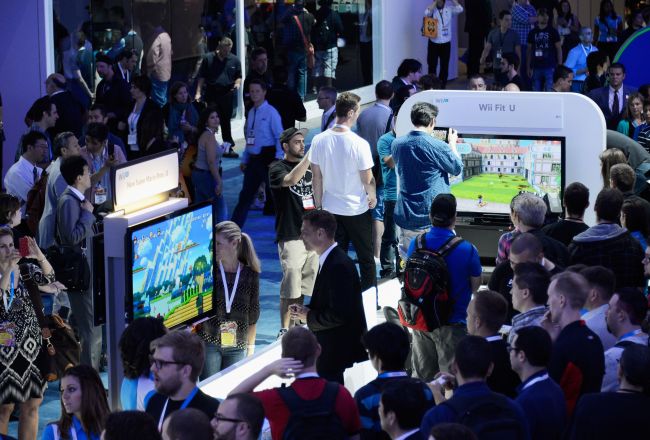 Atendees play new video games on the Wii Fit U at the Nintendo booth during the E3 gaming conference in Los Angeles, California, Tuesday.             (AFP-Yonhap News)