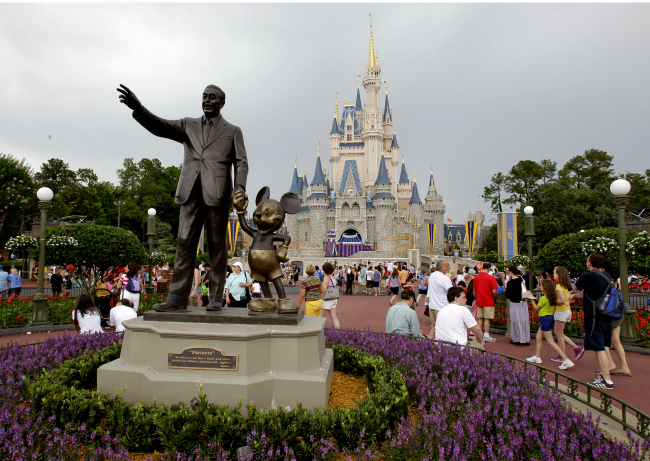 Vistors stroll along Main Street at Walt Disney World Tuesday in Lake Buena Vista, Florida.  AP-Yonhap News