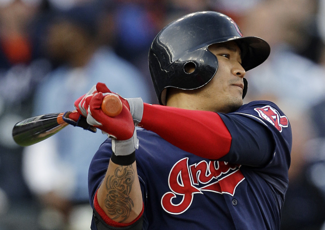 Cleveland Indians’ Choo Shin-soo hits a single against the Detroit Tigers on Tuesday. (AP-Yonhap News)
