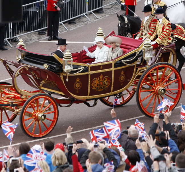 Queen Elizabeth II, Prince Charles and the Duchess of Cornwall return to the Buckingham Palace by carriage, in London on Tuesday.  Xinhua-Yonhap News