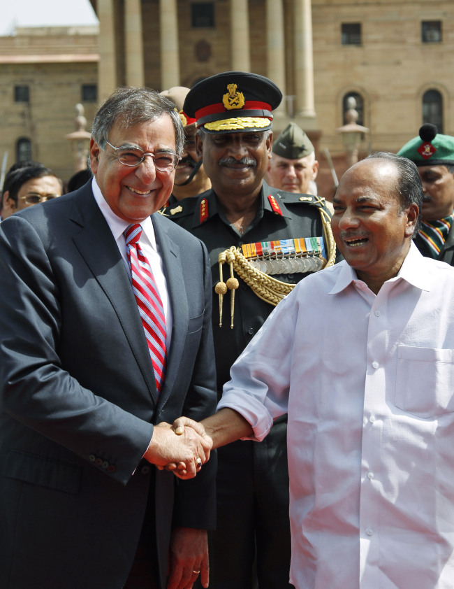 U.S. Defense Secretary Leon Panetta (left) is greeted by Indian Defense Minister A.K. Antony in New Delhi on Wednesday.  (AP-Yonhap News)