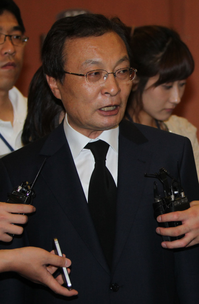 이해찬(국회의원, 전 정무직공무원)
Lee Hae-chan answers a reporter’s question Wednesday.  Yonhap News