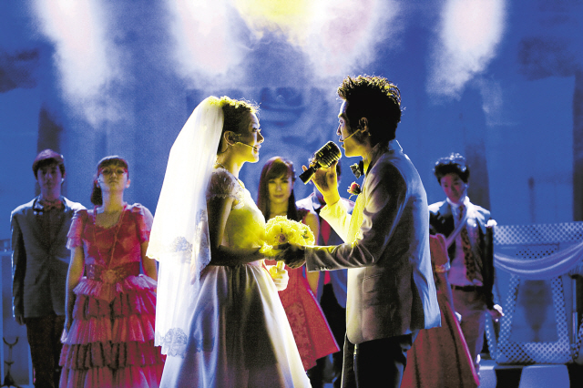 A scene f rom PMC Production’s latest nonverbal per formance
“Wedding” (PMC Production)