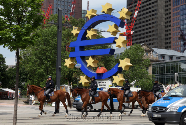 Police officers are seen on horseback in front of the European Central Bank's (ECB) headquarters in Frankfurt, Germany, May 17. (Bloomberg-Yonhap News)