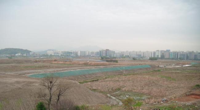 서울의 알짜 지역으로 꼽히는 마곡지구에서 연구개발(R&D) 산업용지 일반 분양 절차가 이달부터 개시돼 주목을 받고 있다. 시는 중소기업들의 입찰 참여를 높이기 위해 토지를 소규모로 분할하는 작업을 진행 중이다. 사진은 마곡지구 전경.