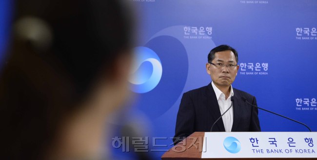 한국은행이 7일 오전 소공동 한국은행에서 2012년 1/4분기 국민소득(잠정) 설명회를 가지고 있다. 4월중 경상수지는 17.8억달러 흑자를 기록했다. 박해묵 기자/mook@heraldm.com
정영택 한국은행 국민계정부장이 7일 서울 남대문로 한국은행에서 1분기 국민소득(잠정) 설명회를 하고 있다. 한은은 1분기 실질 국민총소득(GNI)이 전분기 대비 0.2% 증가하는 데 그쳤다고 밝혔다. 박해묵 기자/mook@heraldm.com