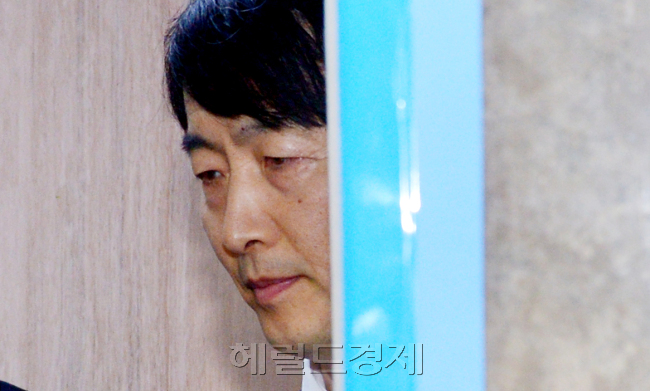 통합진보당 이석기 의원이 7일 국회 의원회관으로 출근하며 에리베이터를 타고 있다. 박현구 기자phko@heraldm.com 2012.06.07