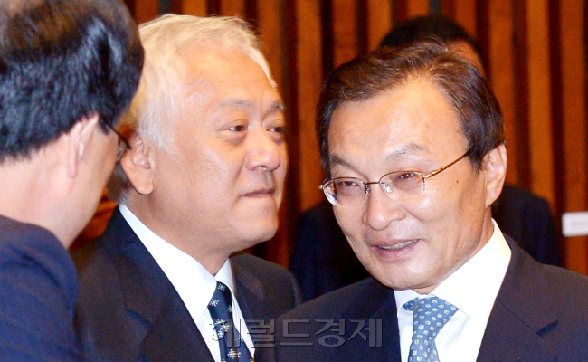 7일 국회에서 열린 민주통합당 의원총회에서 김한길 후보와 이해찬 후보가 악수하고 있다. 박현구 기자phko@heraldm.com 2012.06.07
민주당 당대표 경선에서 치열한 공방을 주고받은 이해찬-김한길 후보가 새누리당의 이념 공세에 한목소리로 반격하고 나섰다. 7일 열린 회의에서 이 후보와 김 후보가 현안을 논의하고 있다.  박현구 기자/phko@heraldm.com