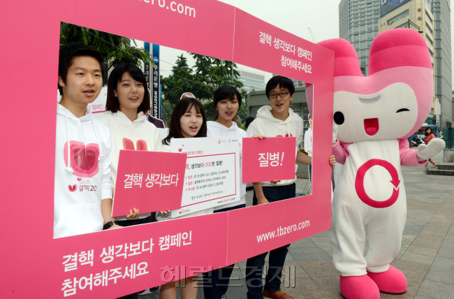 7일 오전 서울 광화문 동화면세점 앞에서 질병관리본부가 결핵의 위험성을 알리기 위해 결핵 퇴치 sns홍보단 캠페인 런칭 퍼포먼스로 거리 홍보를 하고 있다./ 안훈기자 rosedale@ 2012.06.07
7일 오전 서울 광화문 동화면세점 앞에서 질병관리본부가 결핵의 위험성을 알리기 위해 결핵 퇴치 sns홍보단 캠페인 런칭 퍼포먼스로 거리 홍보를 하고 있다./ 안훈기자 rosedale@ 2012.06.07
결핵이 후진국 병으로 알려져 있지만, 국내에서도 많은 이가 결핵 때문에 고생하고 있다. 7일 오전 서울 광화문 동화면세점 앞에서 질병관리본부가 결핵의 위험성을 알리기 위해 결핵 퇴치 SNS홍보단 캠페인 론칭 퍼포먼스로 거리 홍보를 하고 있다.  안훈 기자/rosedale@heraldm.com