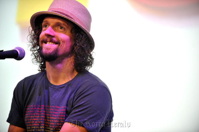 Jason Mraz smiles at a press conference in Seoul on Thursday. Warner Music Korea