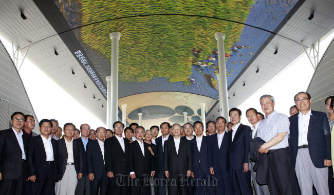 KCCI chairman Sohn Kyung-shik (seventh from right, front row) and other regional chamber heads pose after touring the 2012 Yeosu Expo’s Digital Gallery on Thursday.  KCCI