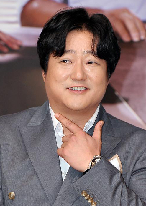 바로 영화 ‘범죄와의 전쟁’에서 강단진, 때로는 조폭과도 같이 무자비한 검사역할로 수많은 영화팬들을 단번에 확보한 연기자 곽도원을 두고 하는 말이다.
그가 안방극장에 또 다른 기적을 만들어가고 있다. 그는 SBS 새 수목 드라마 ‘유령’에서 강력계 형사 권혁주 역을 맡아 탁월한 연기력을 과시하며 ’새로운 스타탄생’을 예고하고 있다.