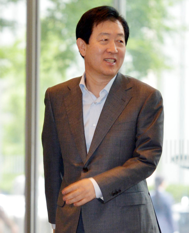 최지성 신임 삼성 미래전략실장이 8일 서울 서초동 삼성사옥으로 출근하고 있다.<br />김명섭 기자 msiron@