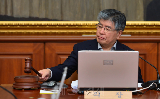 김중수 한국은행 총재가 8일 오전 서울 중구 한국은행에서 기준금리 인상 여부 등을 결정하기 위한 금융통화위원회의를 주재하고 있다.<br />박해묵 기자. mook@heraldm.com 2012.06.08
김중수 한국은행 총재가 8일 오전 서울 중구 한국은행에서 기준금리를 현재의 연 3.25%에서 동결키로 결정한 금통위 회의를 주재하고 있다
.  박해묵 기자/mook@heraldm.com