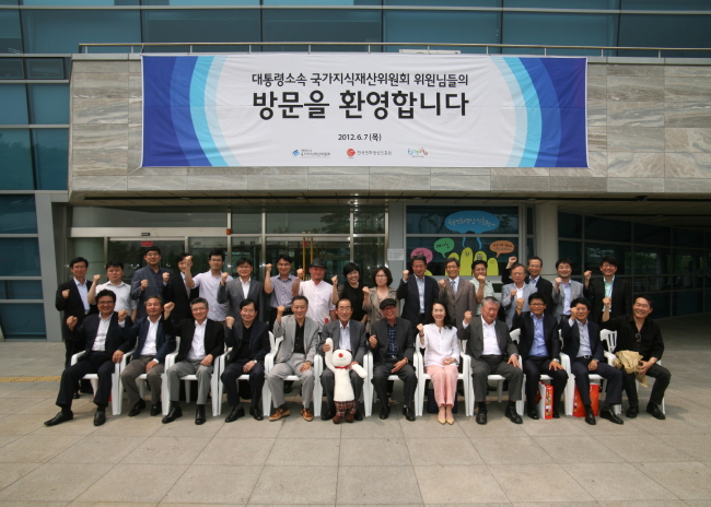 <YONHAP PHOTO-0393> 국가지식재산위원회 한국만화영상진흥원 방문 (부천=연합뉴스) 대통령소속 국가지식재산위원회 윤종용 위원장과 위원들이 7일 경기도 부천시 원미구 상동 한국만화영상진흥원을 방문하여 김만수 부천시장, 이현세 한국만화영상진흥원 이사장, 김병헌 한국만화영상진흥원장 등과 간담회를 하고 현장을 둘러 보고 있다. 2012.6.8 << 한국만화영상진흥원 >> photo@yna.co.kr/2012-06-08 09:53:06/ <저작권자 ⓒ 1980-2012 ㈜연합뉴스. 무단 전재 재배포 금지.>
<YONHAP PHOTO-0393> 국가지식재산위원회 한국만화영상진흥원 방문 (부천=연합뉴스) 대통령소속 국가지식재산위원회 윤종용 위원장과 위원들이 7일 경기도 부천시 원미구 상동 한국만화영상진흥원을 방문하여 김만수 부천시장, 이현세 한국만화영상진흥원 이사장, 김병헌 한국만화영상진흥원장 등과 간담회를 하고 현장을 둘러 보고 있다. 2012.6.8 << 한국만화영상진흥원 >> photo@yna.co.kr/2012-06-08 09:53:06/ <저작권자 ⓒ 1980-2012 ㈜연합뉴스. 무단 전재 재배포 금지.>
<YONHAP PHOTO-0393> 국가지식재산위원회 한국만화영상진흥원 방문 (부천=연합뉴스) 대통령소속 국가지식재산위원회 윤종용 위원장과 위원들이 7일 경기도 부천시 원미구 상동 한국만화영상진흥원을 방문하여 김만수 부천시장, 이현세 한국만화영상진흥원 이사장, 김병헌 한국만화영상진흥원장 등과 간담회를 하고 현장을 둘러 보고 있다. 2012.6.8 << 한국만화영상진흥원 >> photo@yna.co.kr/2012-06-08 09:53:06/ <저작권자 ⓒ 1980-2012 ㈜연합뉴스. 무단 전재 재배포 금지.>