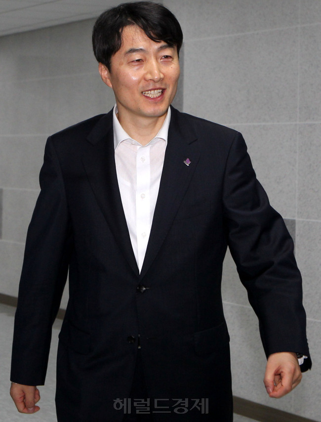통합진보당 이석기 의원이 8일 오전 국회 의원회관 자신의 사무실로  출근하고 있다.<br />박현구 기자. phko@heraldm.com 2012.06.08
