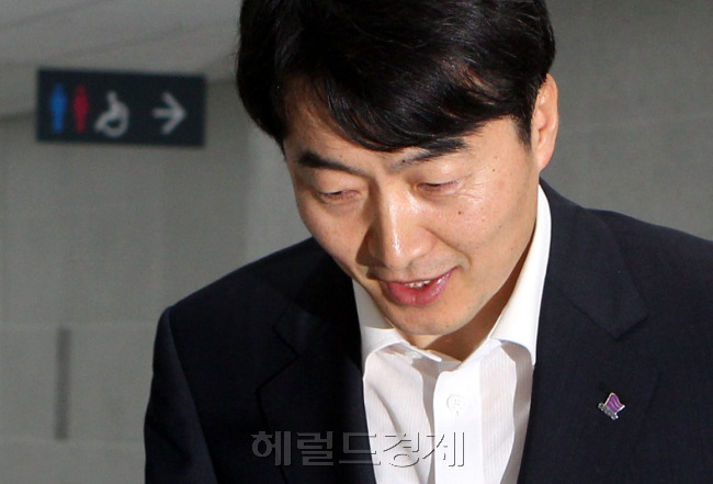 통합진보당 이석기 의원이 8일 오전 국회 의원회관 자신의 사무실로  출근하고 있다.<br />박현구 기자. phko@heraldm.com 2012.06.08