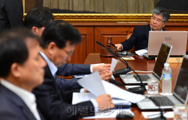 김중수 한국은행 총재가 8일 오전 서울 중구 한국은행에서 기준금리 인상 여부 등을 결정하기 위한 금융통화위원회의를 주재하고 있다. <br />박해묵 기자. mook@heraldm.com 2012.06.08