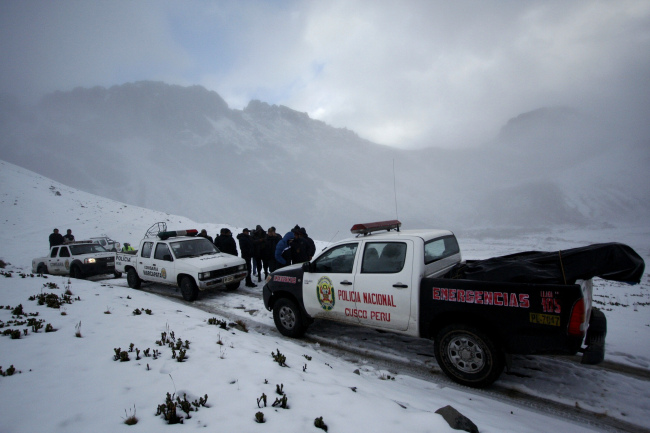 Police officers gather before searching for a missing helicopter in Cuzco, Peru, Thursday.  (AP-Yonhap News)