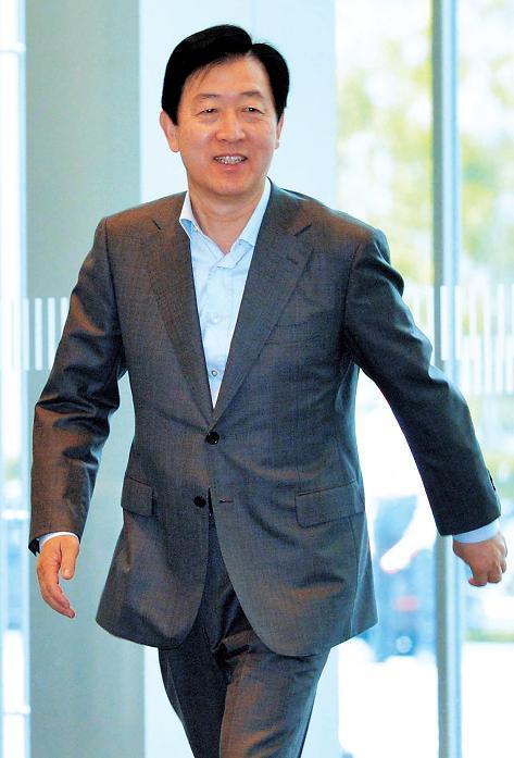 Samsung Group’s new corporate strategy office chief Choi Gee-sung enters the conglomerate’s office complex in Seoul on Friday.(Kim Myung-sub/The Korea Herald)