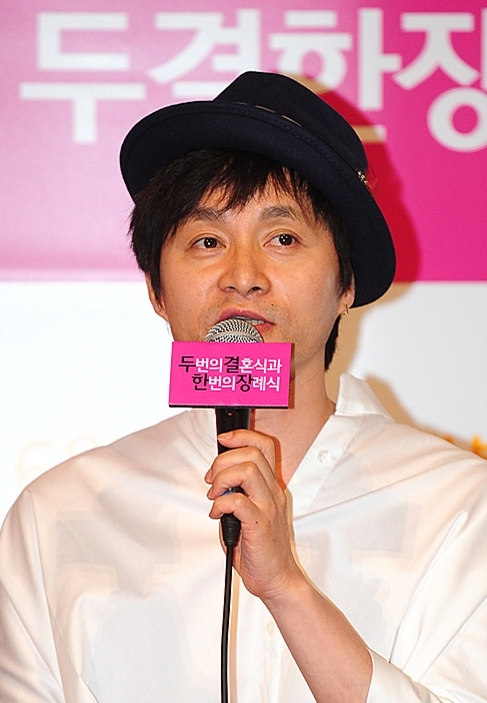 커밍아웃을 선언했던 김조광수 감독이 영화 ‘두 번의 결혼식과 한 번의 장례식’ 시사회에서 자신의 이야기를 영화로 풀어냈다고 밝혀 관심을 모으고 있다.
　
‘소년, 소년을 만나다’, ‘친구사이?’에 이은 동성애자 커플의 성장기 시리즈물인 ‘두 번의 결혼식과 한 번의 장례식’은 30대 결혼적령기 동성애자들이 현실에서 겪어야 하는 고충과 그로 인한 위장결혼을 선택하면서 겪는 파란만장 이야기를 그리고 있다.