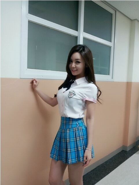 강예빈 교복 패션…“수험생 여러분 힘내세요”
