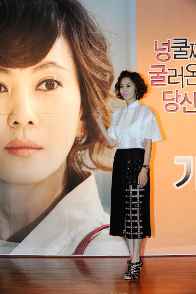김남주(탤런트, 영화배우)
배우 김남주(41)가 요즘 ‘국민 며느리’라는 소리를 듣고 있다. KBS 주말극 ‘넝쿨째 굴러온 당신’에서 일하면서 시집과의 문제도 풀어가는 차윤희 역을 너무도 자연스럽게 연기해내고 있기 때문이다.