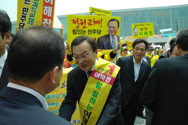 이해찬 후보는 더운 날씨에도 불구하고 뙤약볕 아래서 전당대회 참여자들에게 일일이 악수를 청하며 한표를 부탁했다. 이 후보측 관계자들은 “정권교체 이해찬 이해찬”을 외치면서 장외 선전전을 펼쳤다.