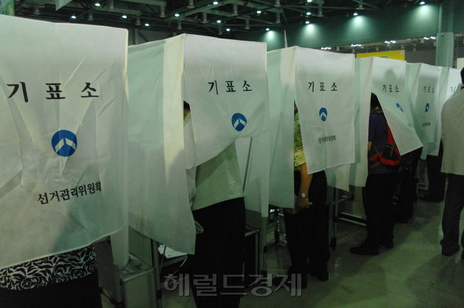 민주 전대 투표 시작.. 박근혜 비판 ‘봇물’