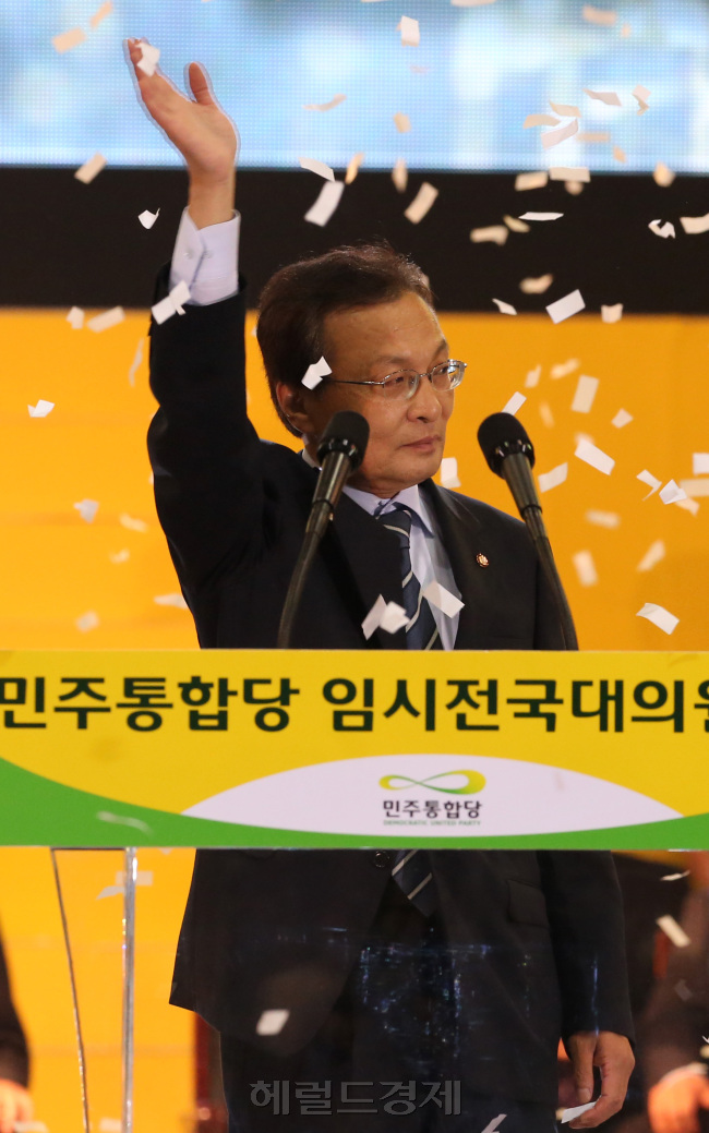 이해찬(국회의원, 전 정무직공무원)
민주통합당 차기 당대표에 이해찬 후보가 최종 확정된 것은 시민과 권리당원들이 참여한 모바일 투표가 결국 승부를 갈랐던 것으로 분석된다.