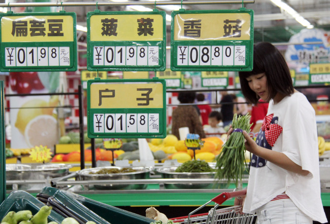 A citizen selects vegetable in a supermarket in Tancheng County of Linyi City, east China’s Shandong Province on Saturday. (Xinhua-Yonhap  News)