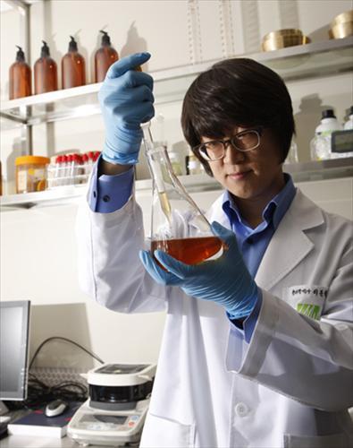 Dr. Lee Moon-won in a laboratory.    Yonhap News